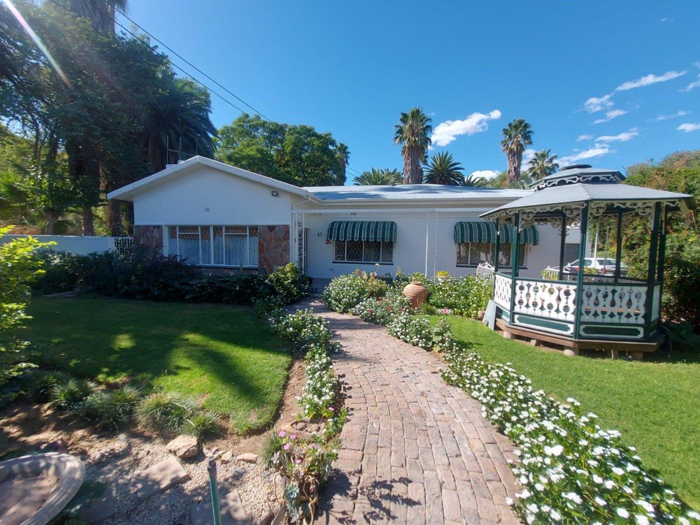 3 Bedroom House for Sale in Graaff-Reinet
