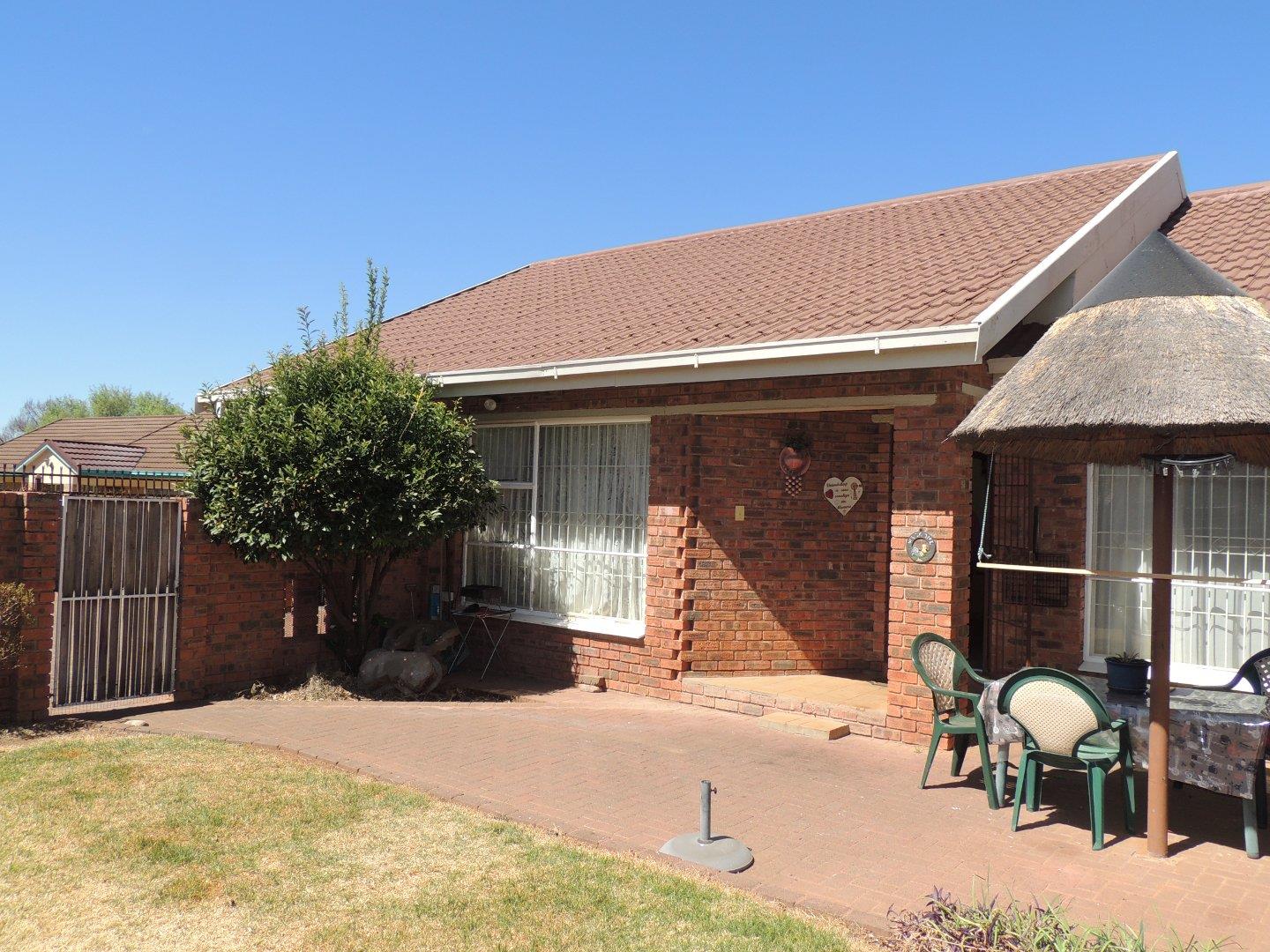 2 Bedroom Townhouse for Sale in Pellissier Bloemfontein