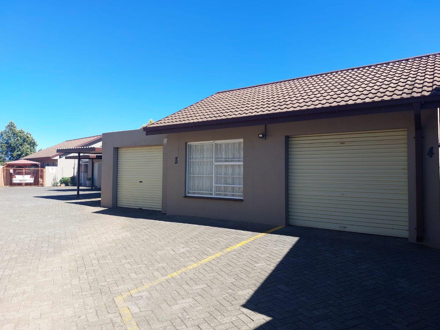 3 Bedroom Townhouse for Sale in Uitsig