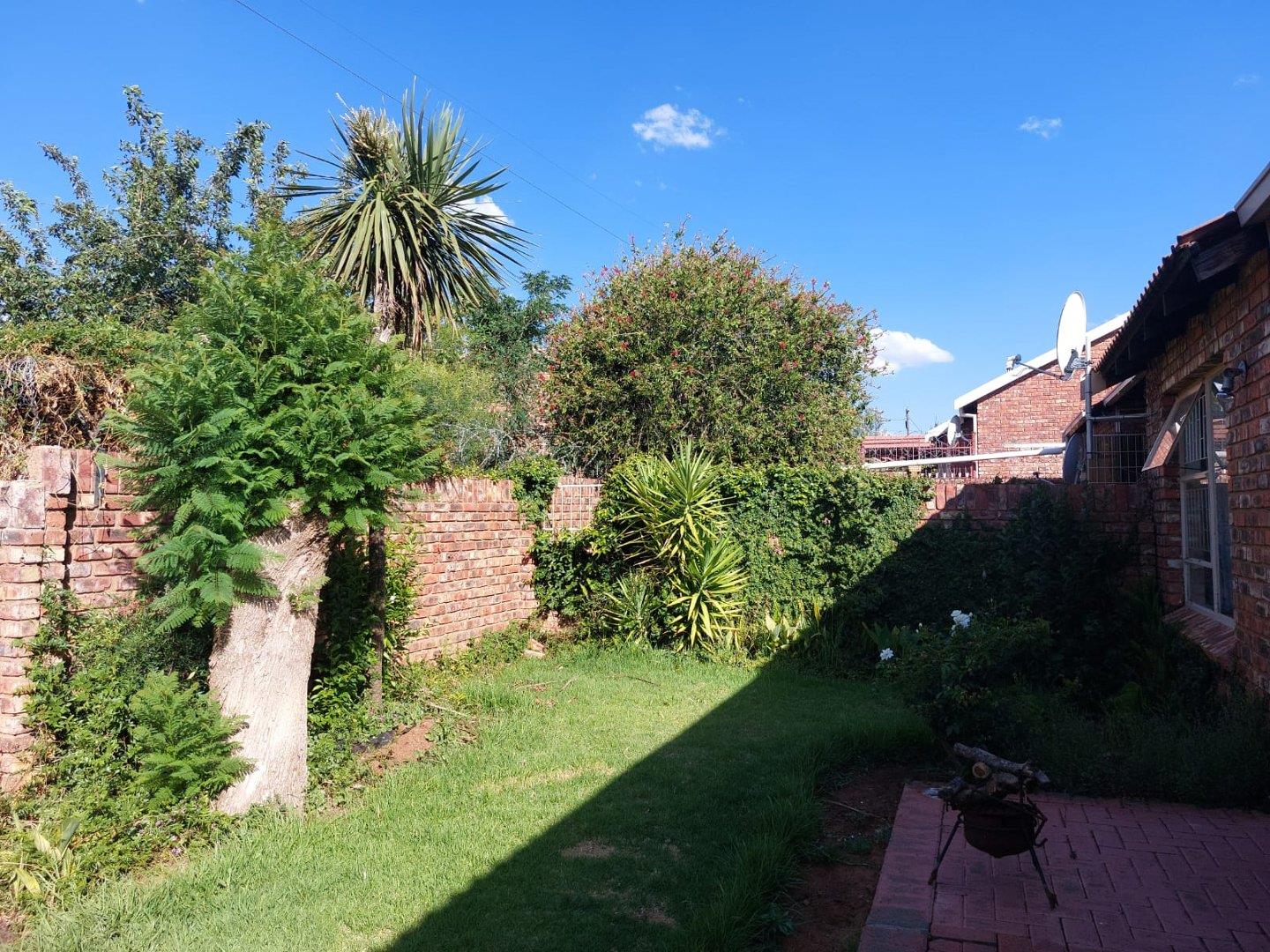 3 Bedroom Townhouse for Sale in Uitsig