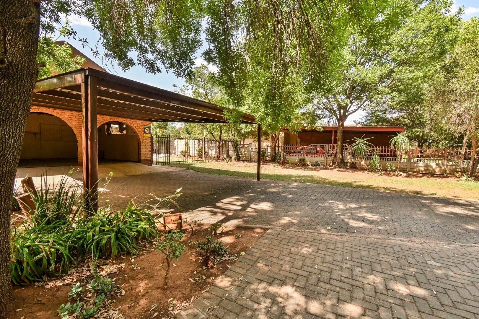 10 Bedroom House for Sale in Universitas