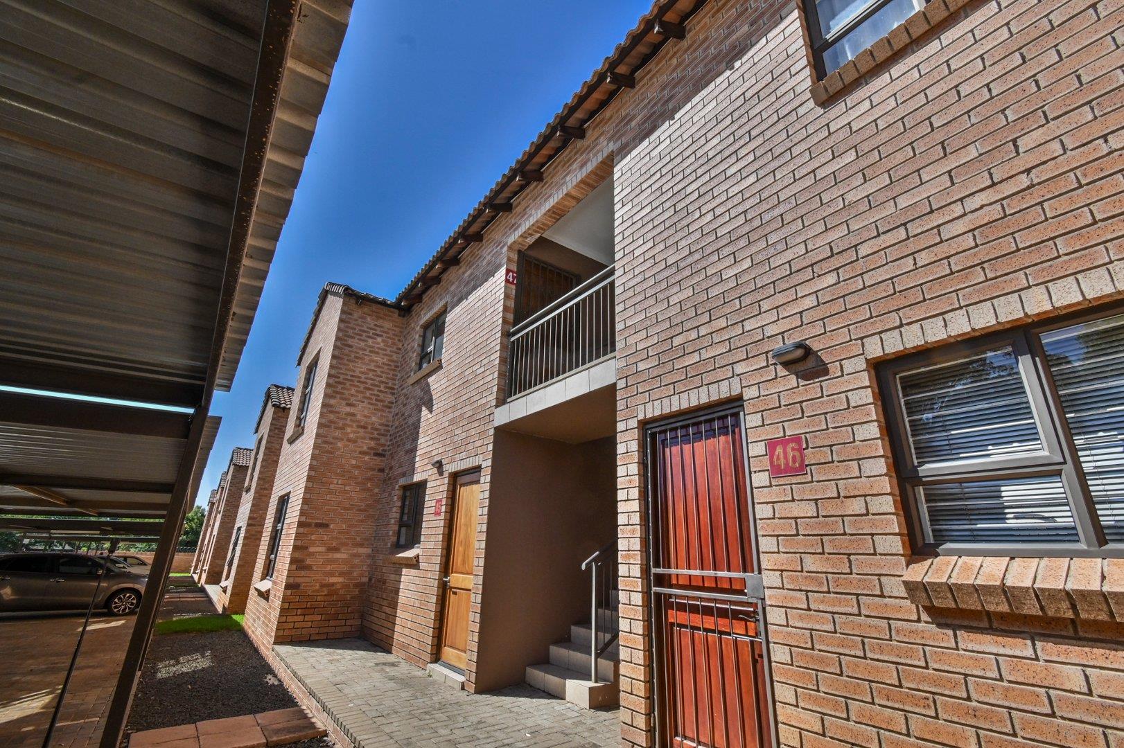 2 Bedroom Townhouse for Sale in Vredenhof Small Holdings
