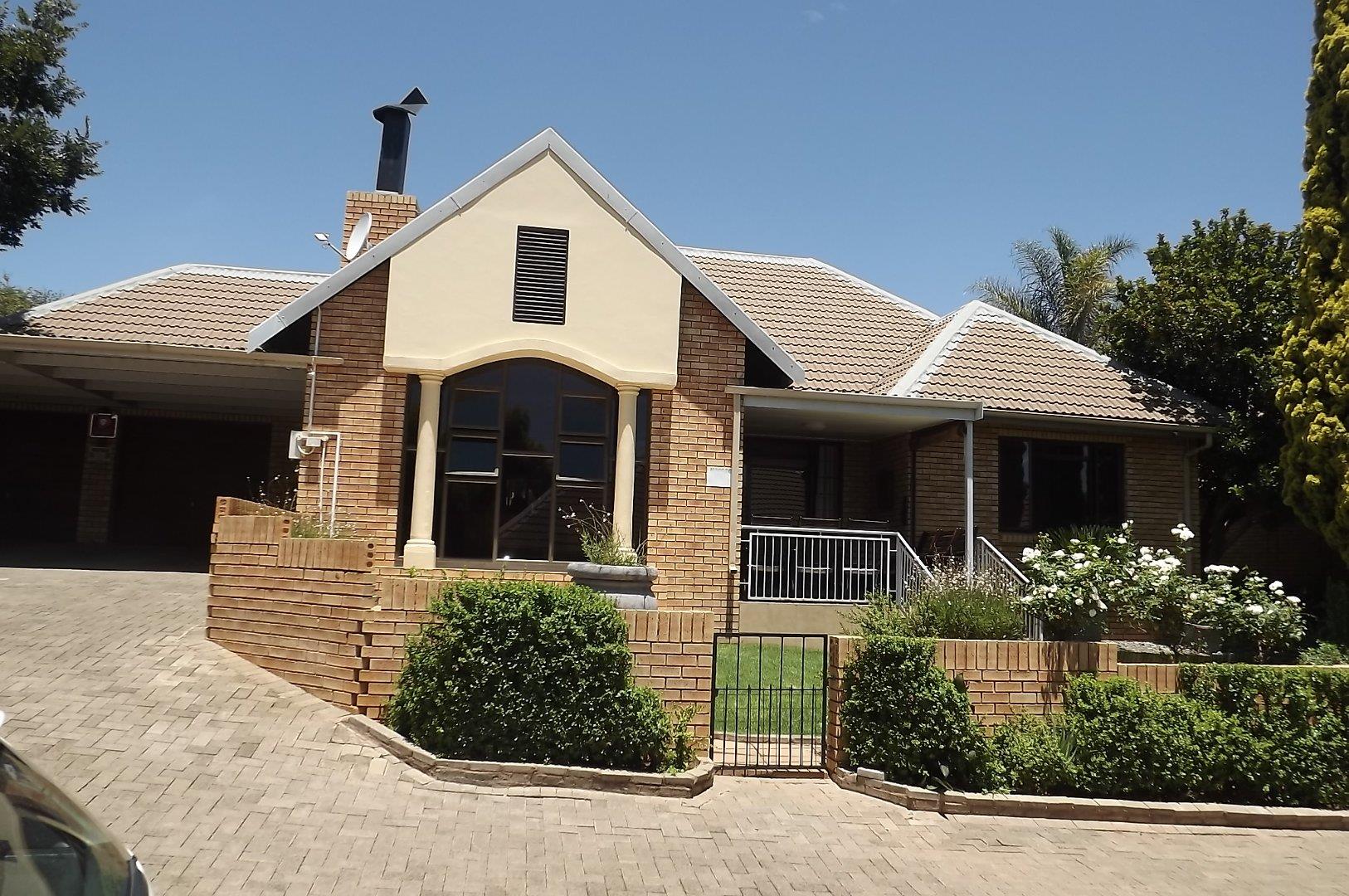 3 Bedroom Townhouse for Sale in Langenhovenpark