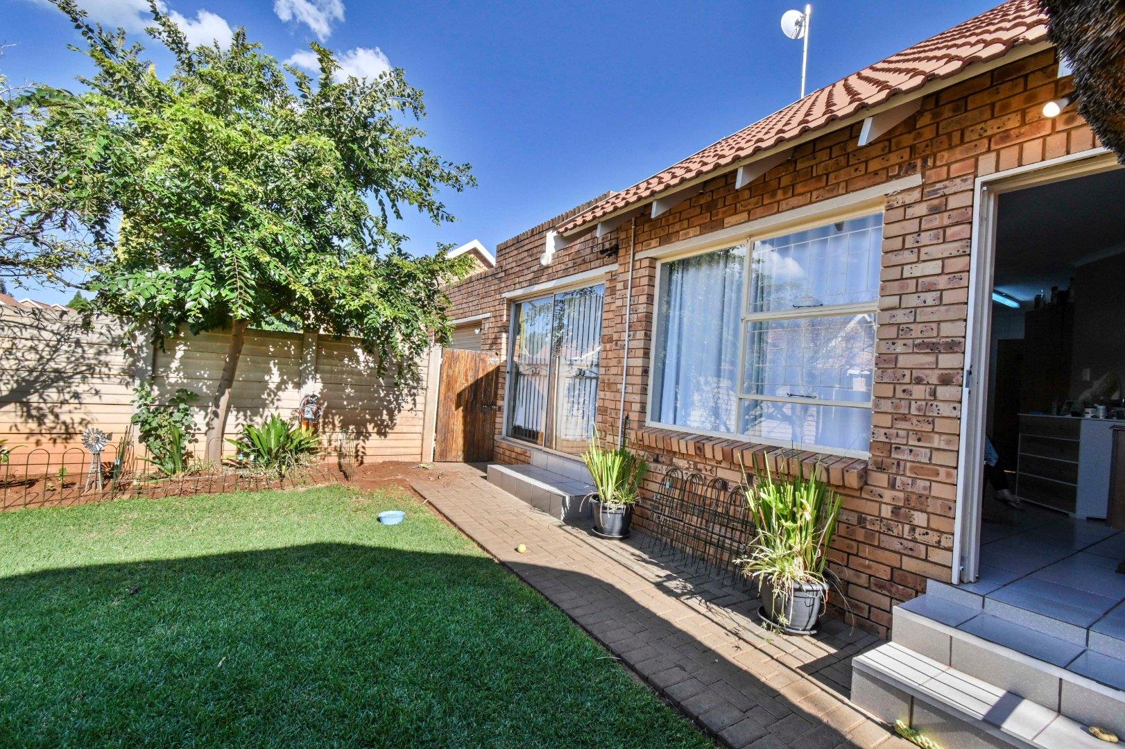 2 Bedroom Townhouse for Sale in Spitskop Small Holdings