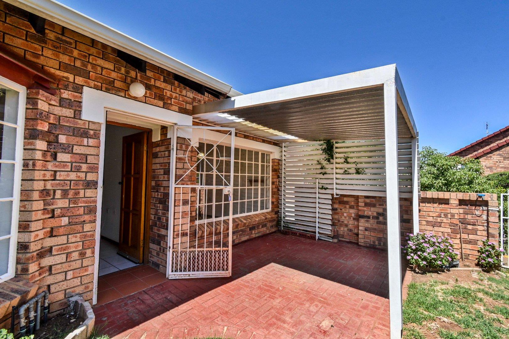 2 Bedroom Townhouse for Sale in Universitas