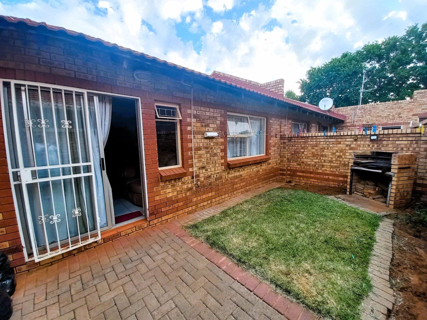 2 Bedroom Townhouse for Sale in Uitsig