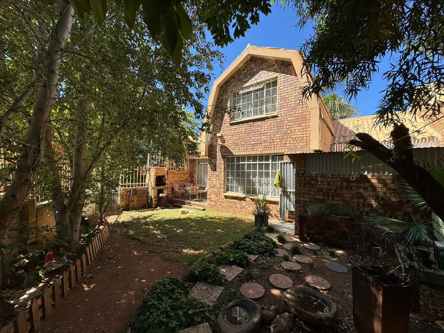 3 Bedroom Townhouse for Sale in Pellissier Bloemfontein