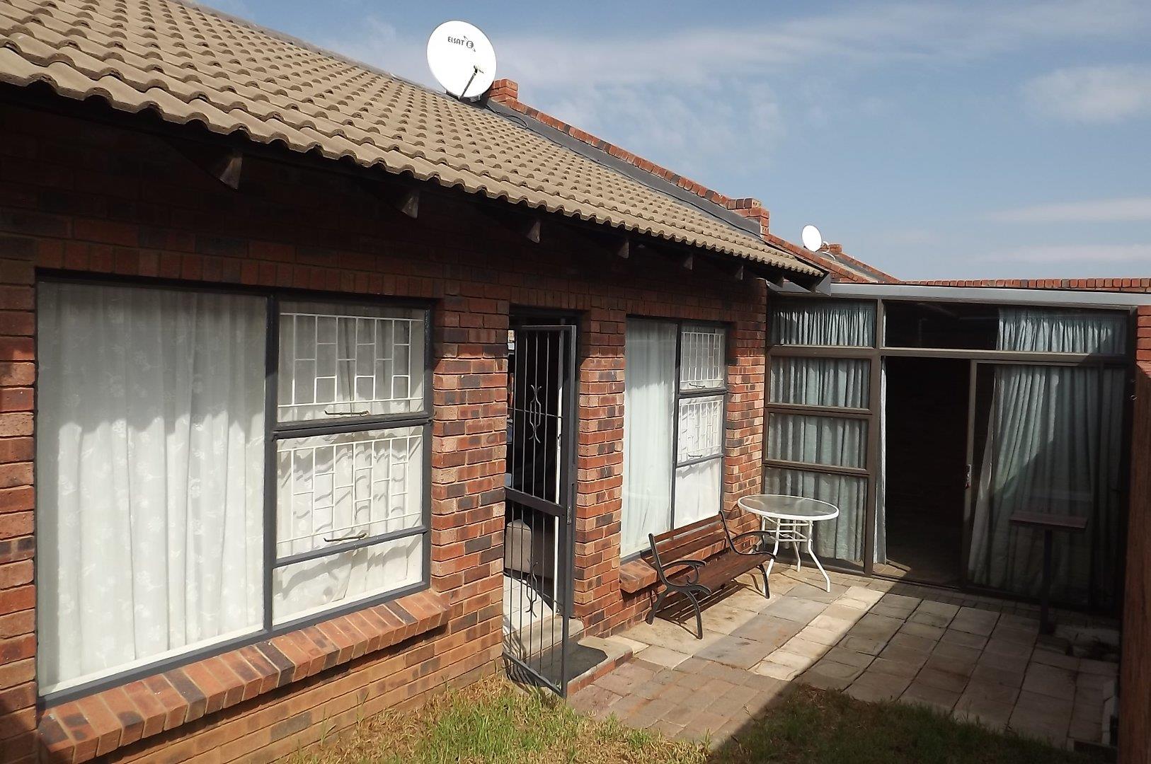 2 Bedroom Townhouse for Sale in Langenhovenpark