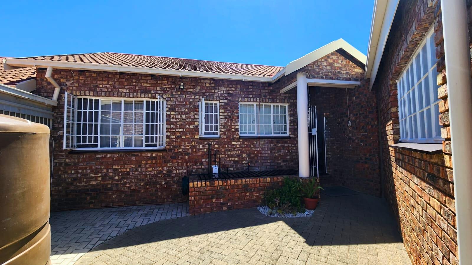 3 Bedroom Townhouse for Sale in Uitsig, Bloemfontein