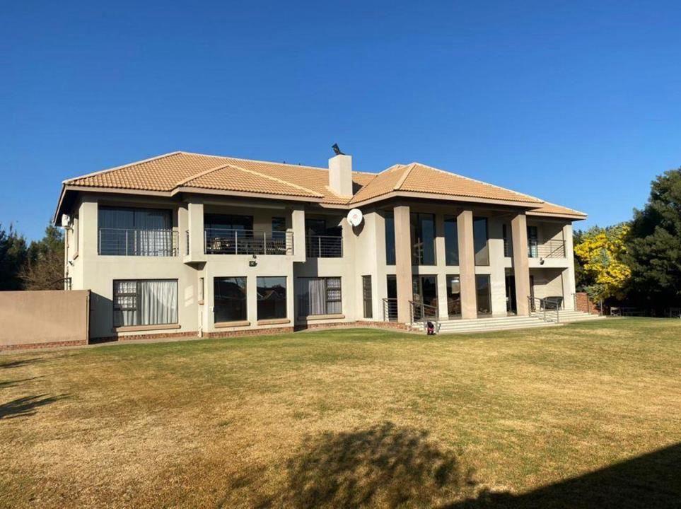 4 Bedroom House for Sale in Spitskop SH- Langenhoven Park
