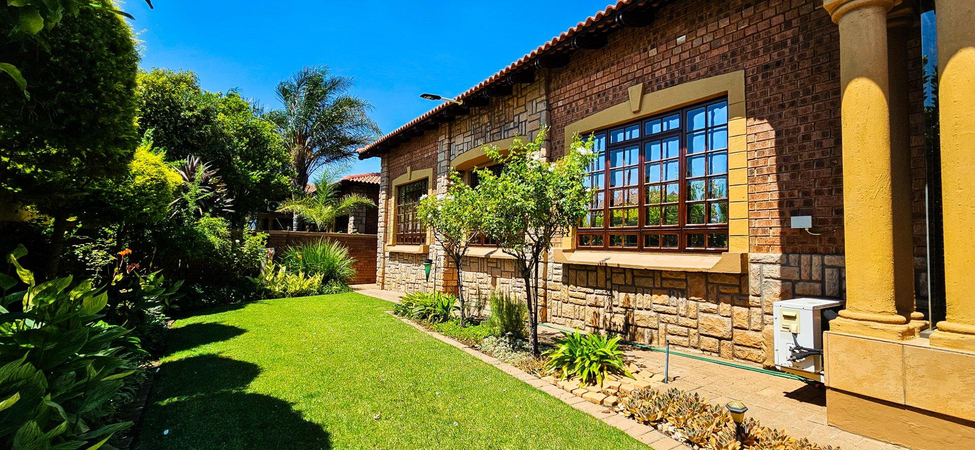 3 Bedroom Townhouse for Sale in Dan Pienaar Bloemfontein, Da