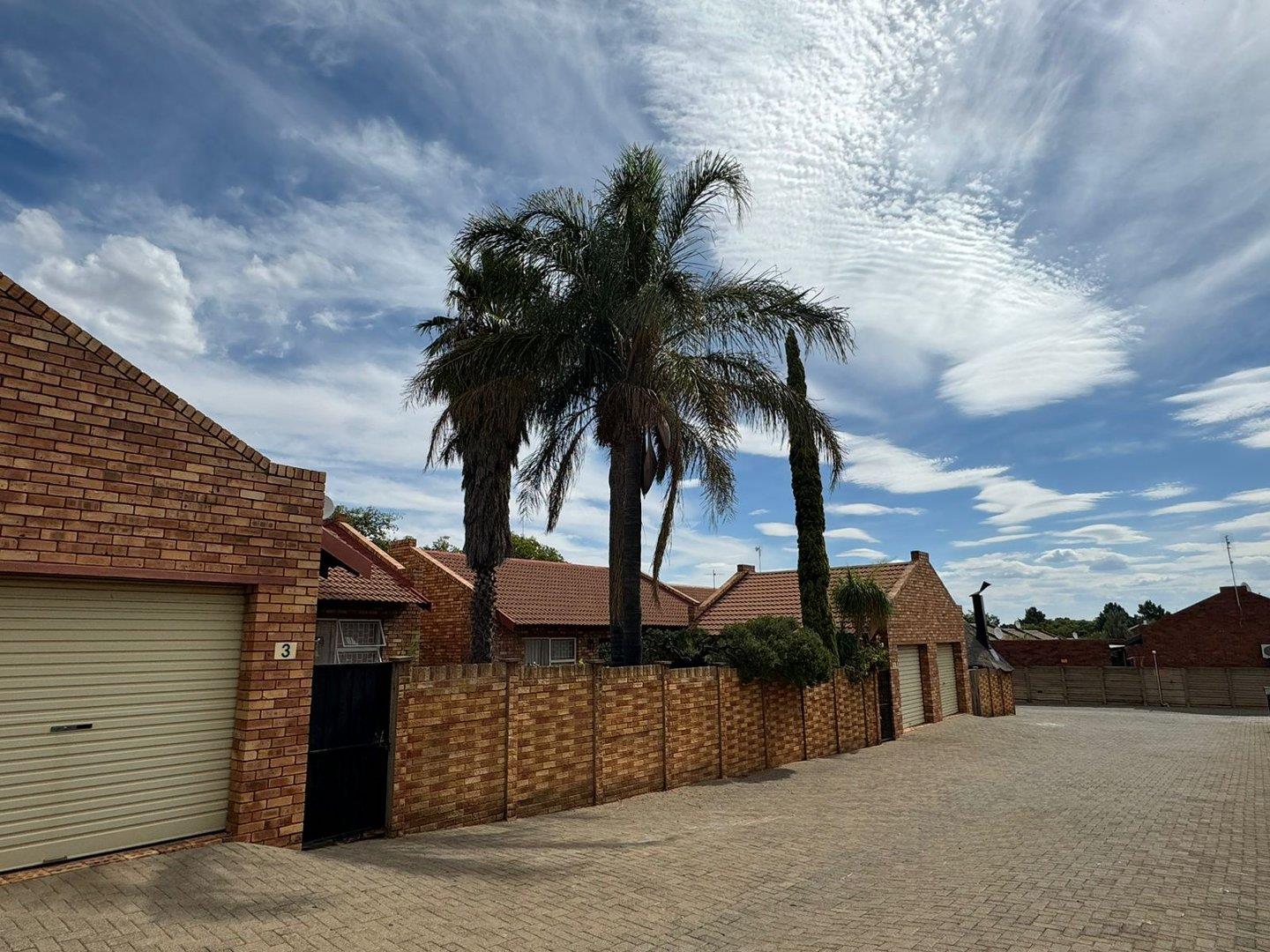 2 Bedroom Townhouse for Sale in Langenhovenpark