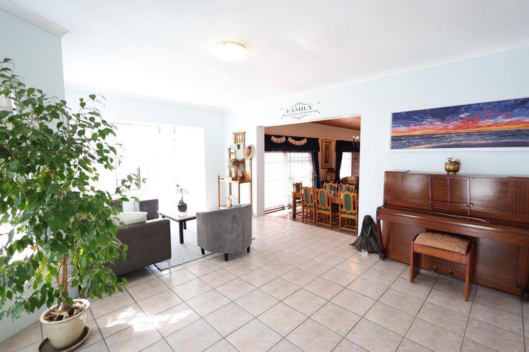 4 Bedroom House For Sale in Saldanha Heights