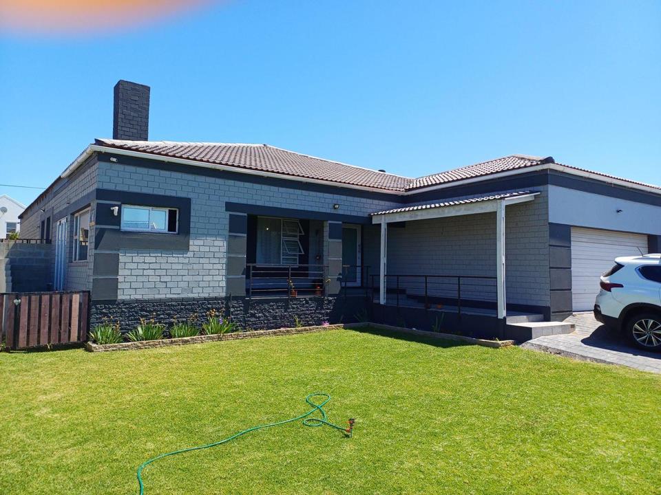 4 Bedroom House For Sale in Bluewater Bay