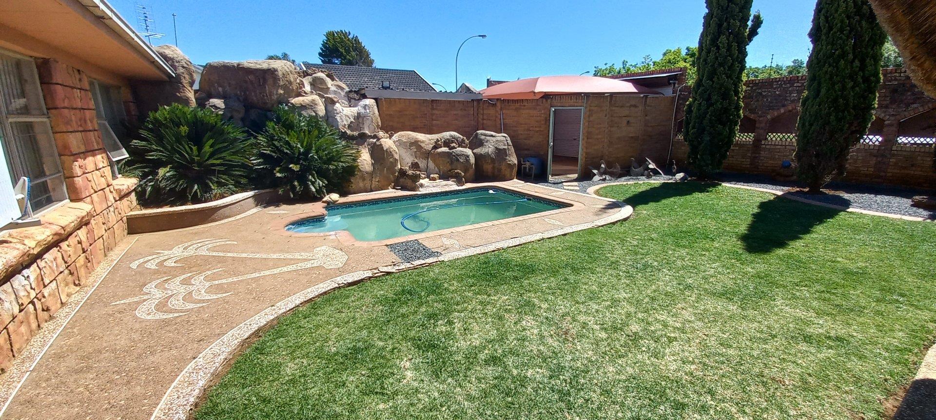 6 Bedroom House for Sale in Langenhovenpark