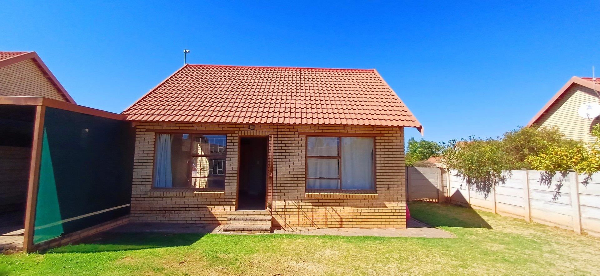 2 Bedroom Townhouse for Sale in Langenhovenpark