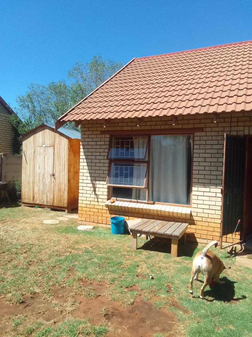 2 Bedroom Townhouse for Sale in Langenhovenpark