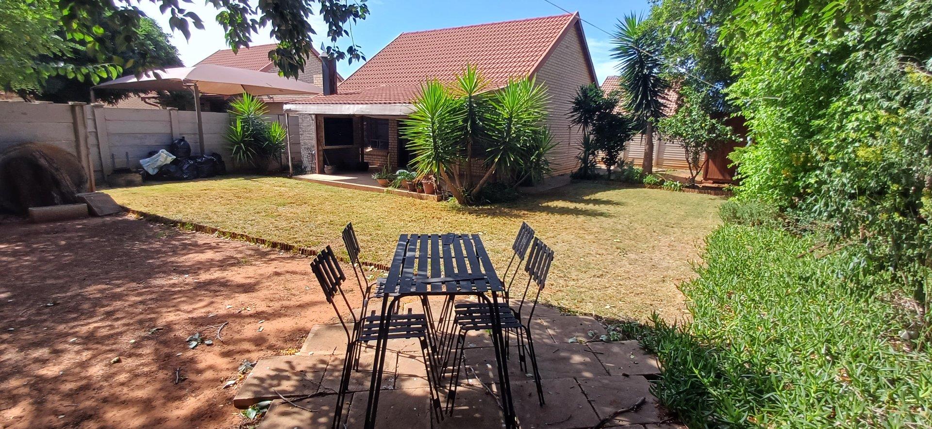 2 Bedroom Townhouse for Sale in Langenhovenpark