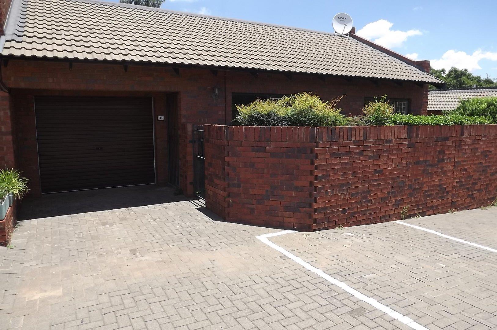 2 Bedroom Townhouse for Sale in Langenhovenpark