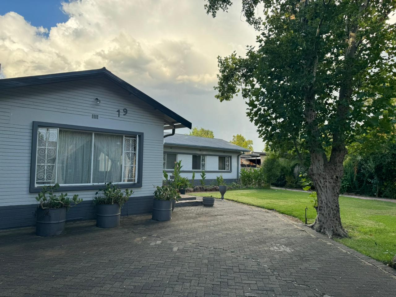 5 Bedroom House for Sale in Bayswater