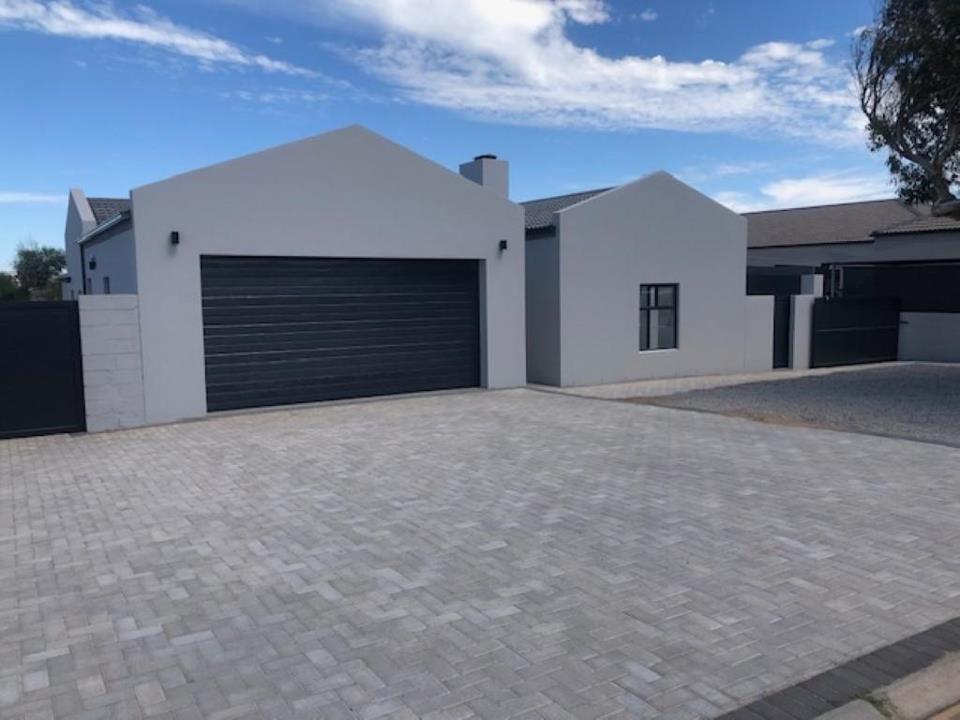 4 Bedroom House For Sale in Country Club