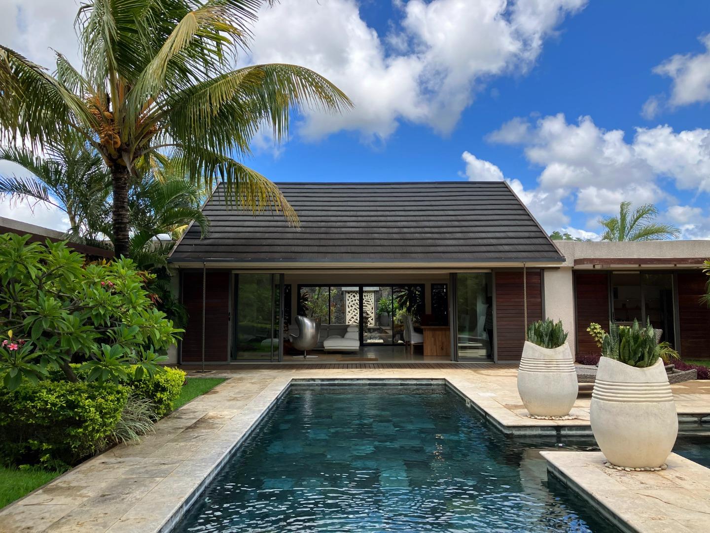 Luxurious Tropical Living: Captivating Villa