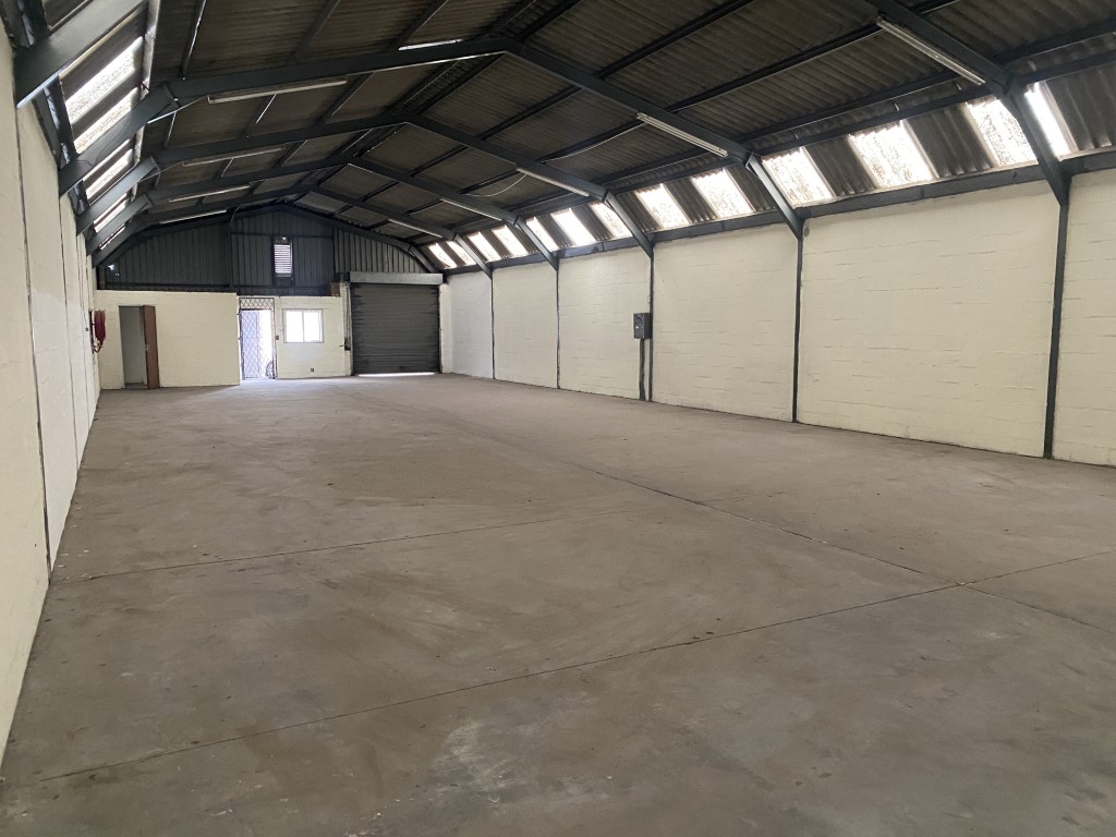 300m² Warehouse For Rent In Airport Industria 1