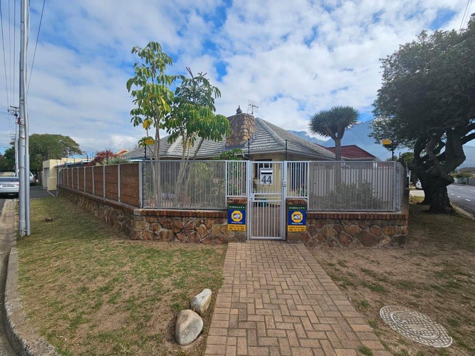 3 Bedroom House for Sale in Claremont