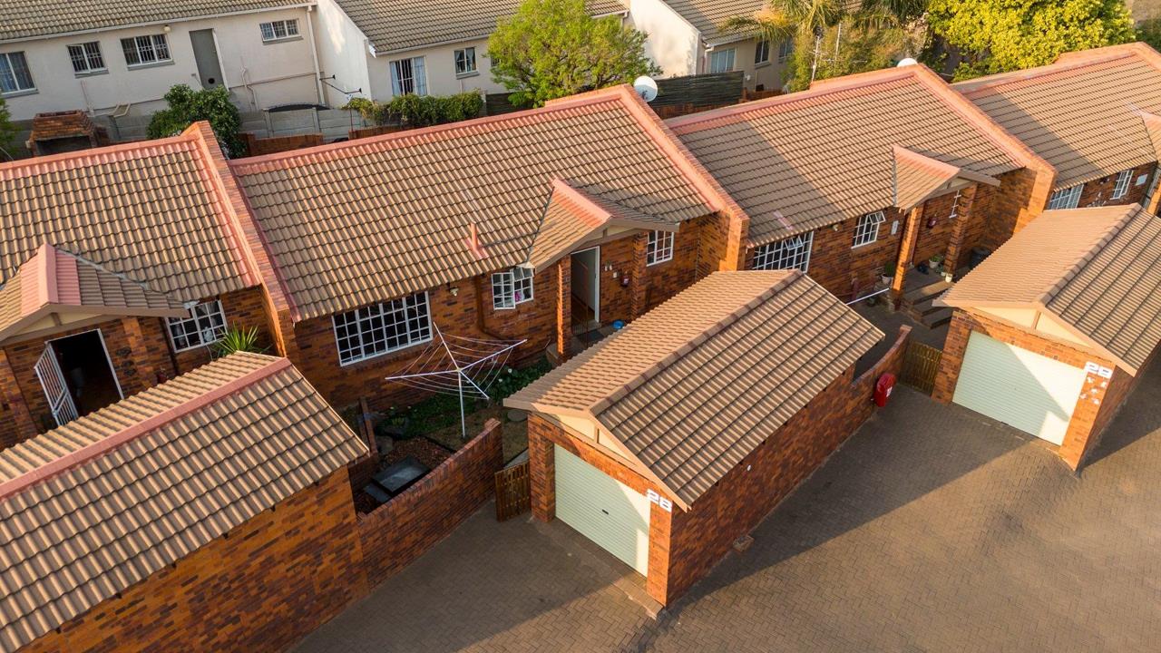 2 Bedroom Townhouse for Sale in Langenhovenpark