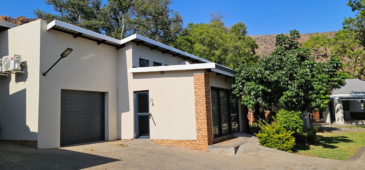 For Sale: Charming 2-Bedroom Unit in a Cozy Complex!