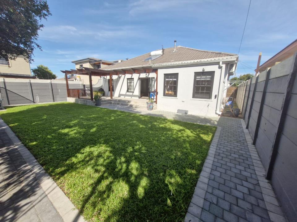 4 Bedroom House to Rent in Claremont