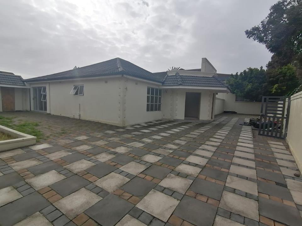4 Bedroom House to Rent in Rondebosch East