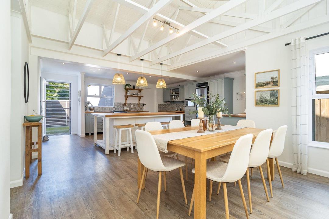 3 Bedroom Home For Sale in Lakeside