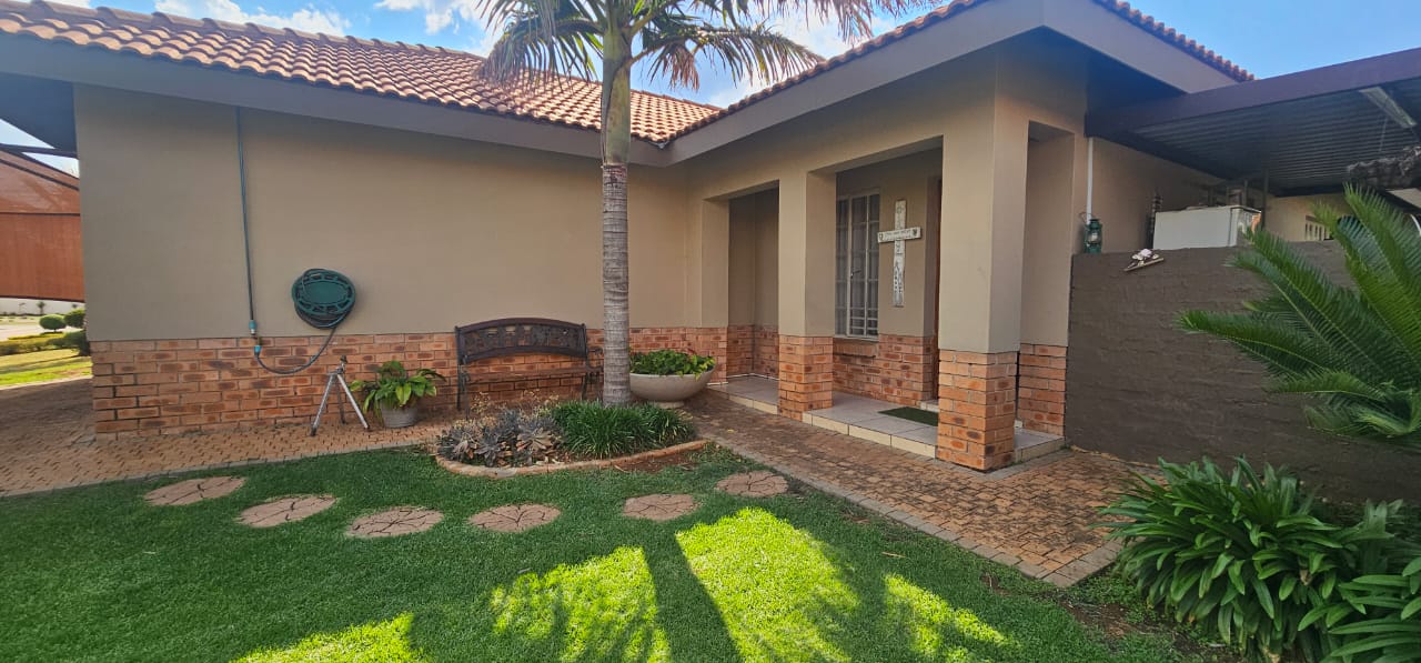 Charming Family Home in Popular Complex!