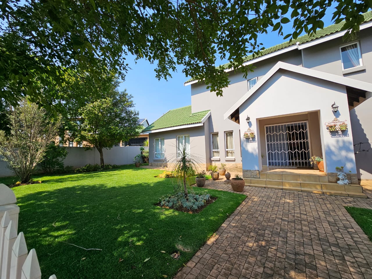 Luxurious Living in the Heart of Brigadoon Golf and Country