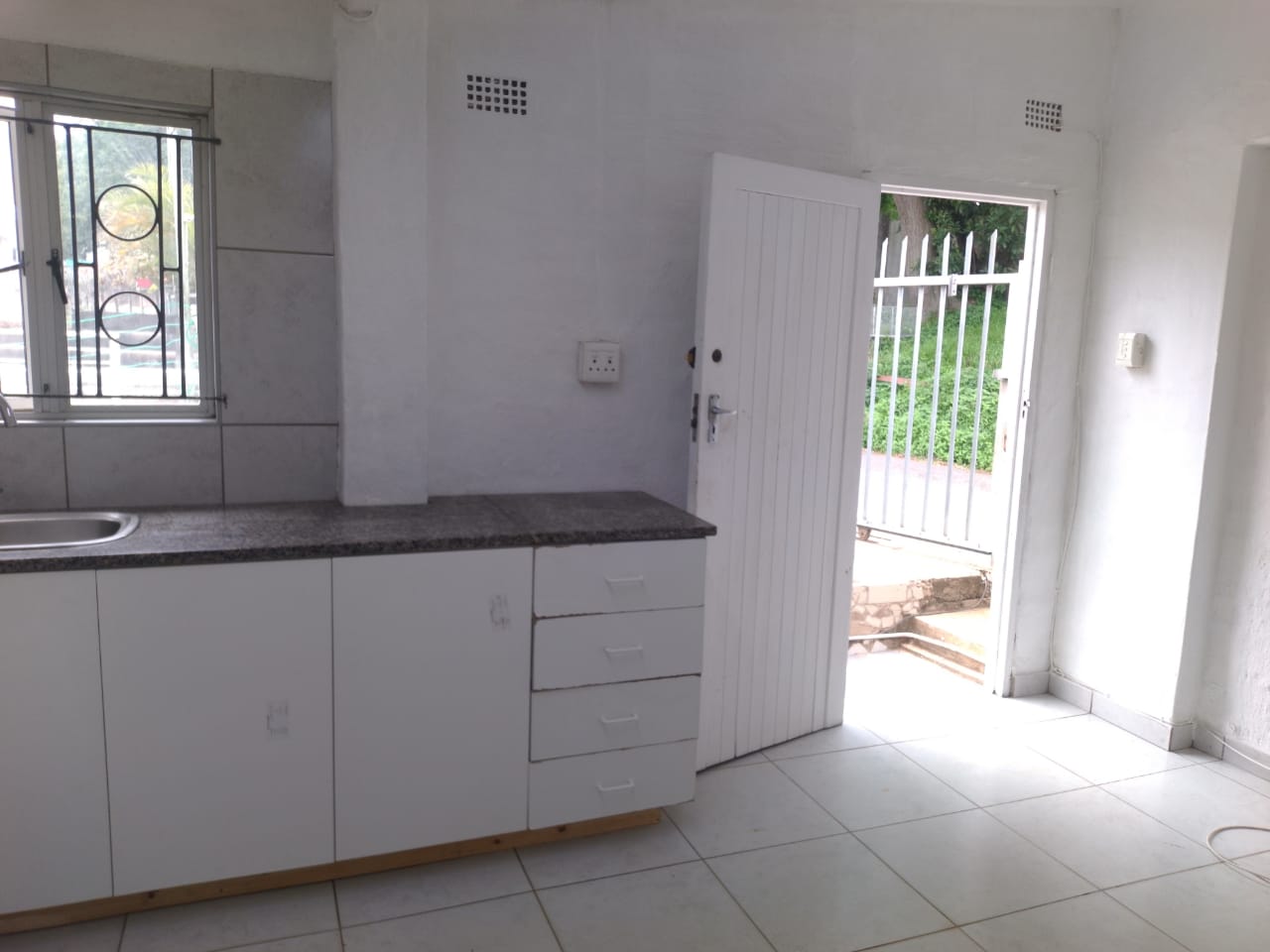 Bachelor/0.5 Bedroom Apartment / Flat to Rent in Bonela