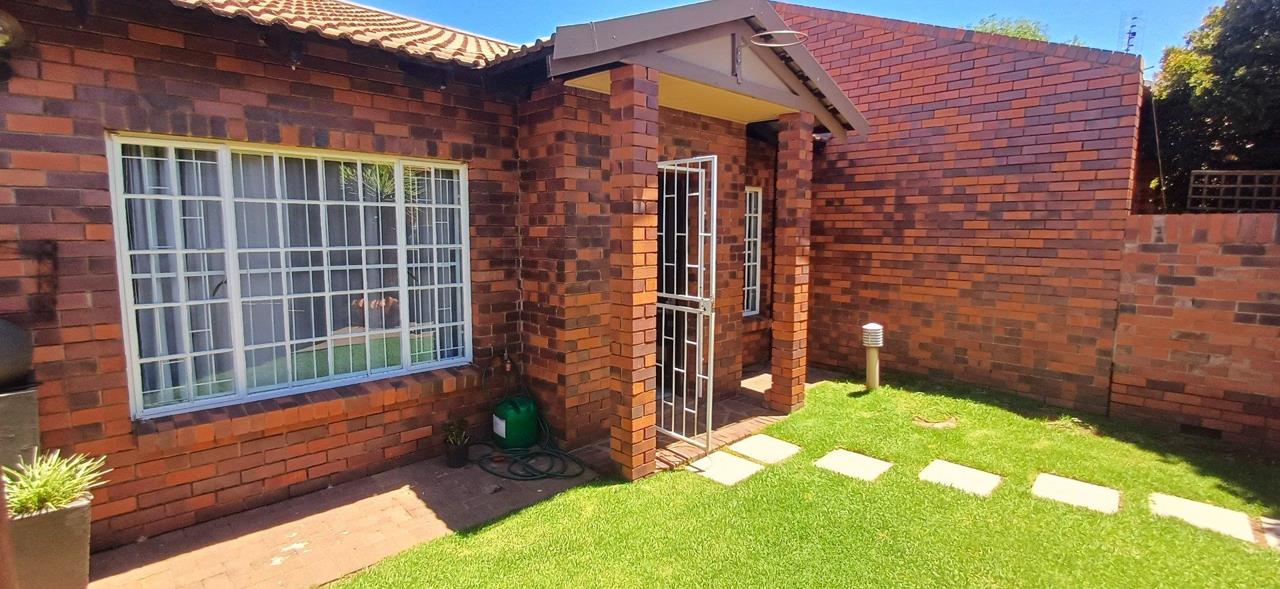 2 Bedroom Townhouse for Sale in Langenhovenpark