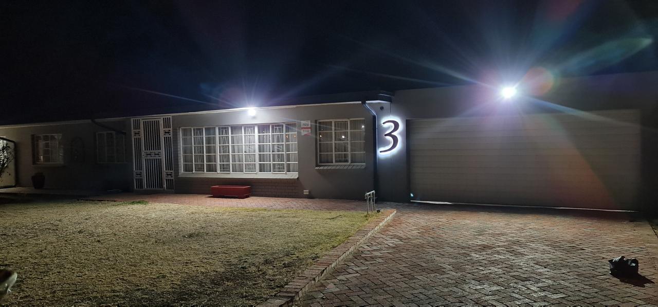 3 Bedroom House for Sale in Bayswater