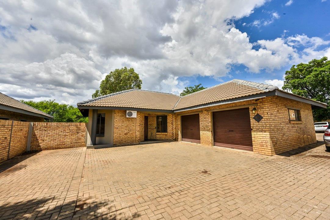 3 Bedroom Townhouse for Sale in Langenhovenpark