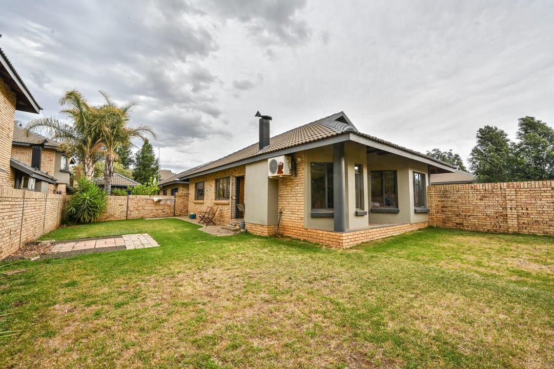 3 Bedroom Townhouse for Sale in Langenhovenpark