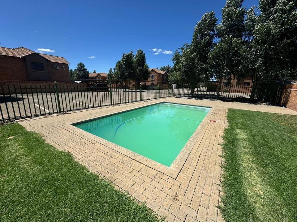 2 Bedroom Townhouse for Sale in Langenhovenpark