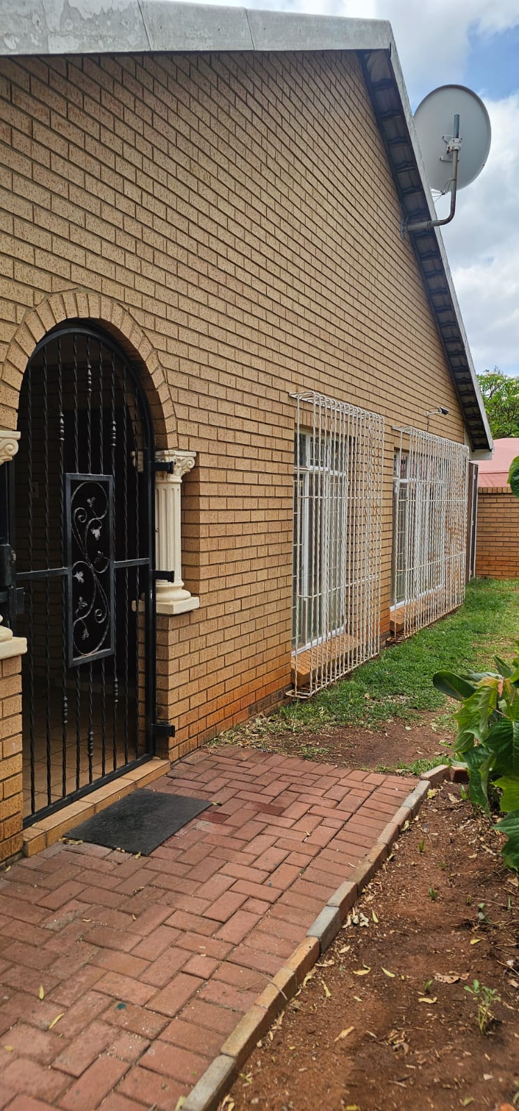 Charming Free-Standing Home in a Sought-After Area!