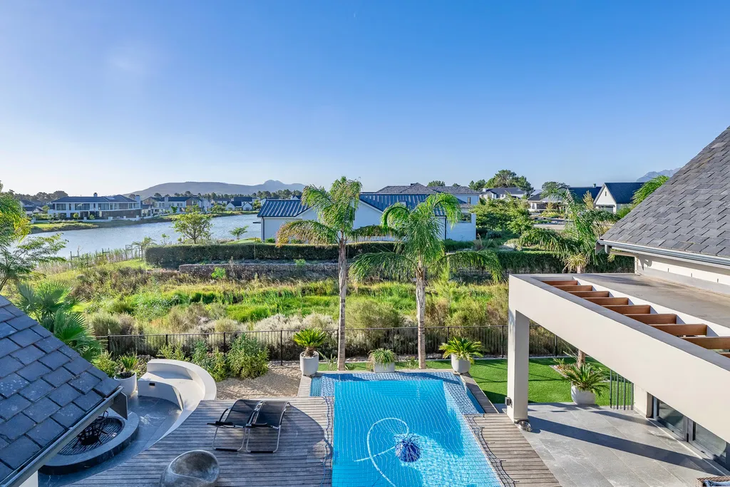 5 Bedroom House For Sale in Pearl Valley