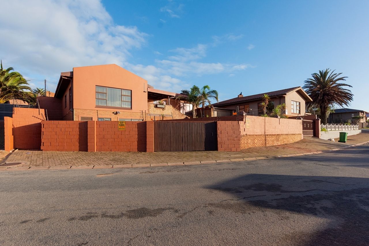 4 Bedroom House For Sale in Vredenburg