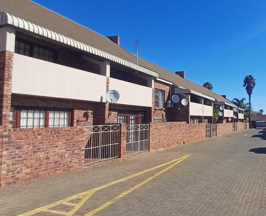 2 Bedroom Townhouse for Sale in Langenhovenpark