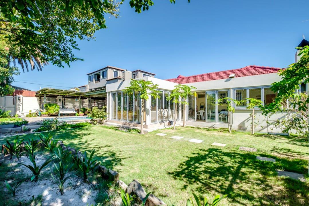 8 Bedroom House for Sale in Rondebosch