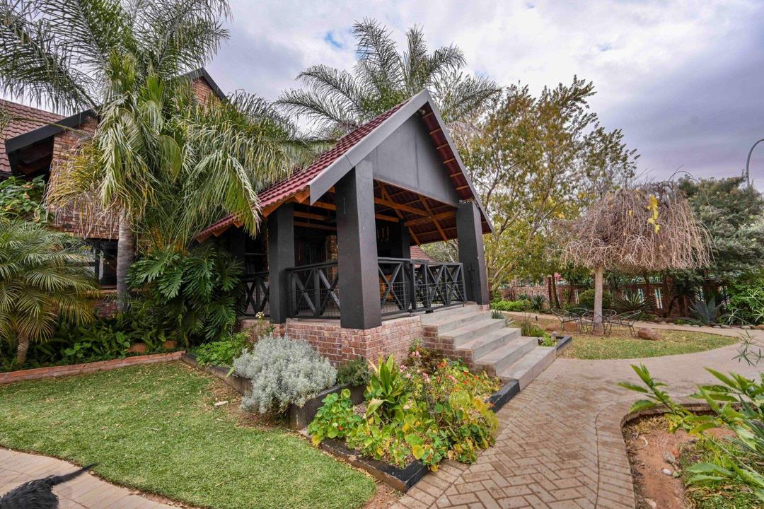 6 Bedroom House for Sale in Langenhovenpark