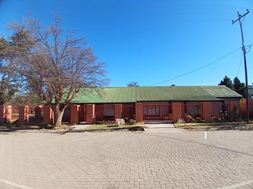 9 Bedroom House for Sale in Lady Grey