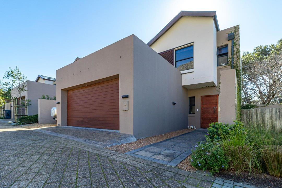 3 Bedroom House for Sale in Stonehurst Mountain Estate