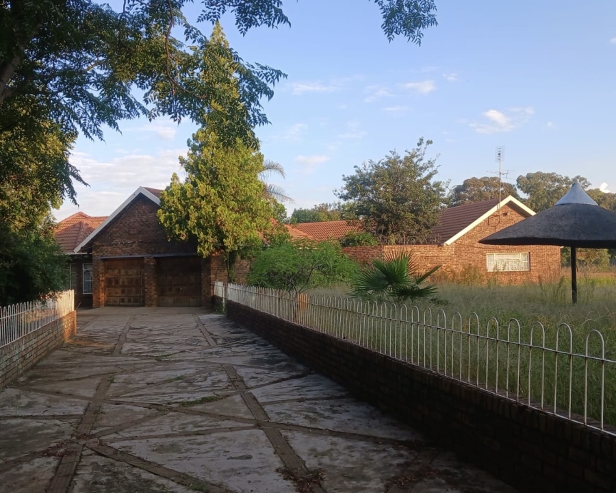 4 Bed House for Sale De Deur